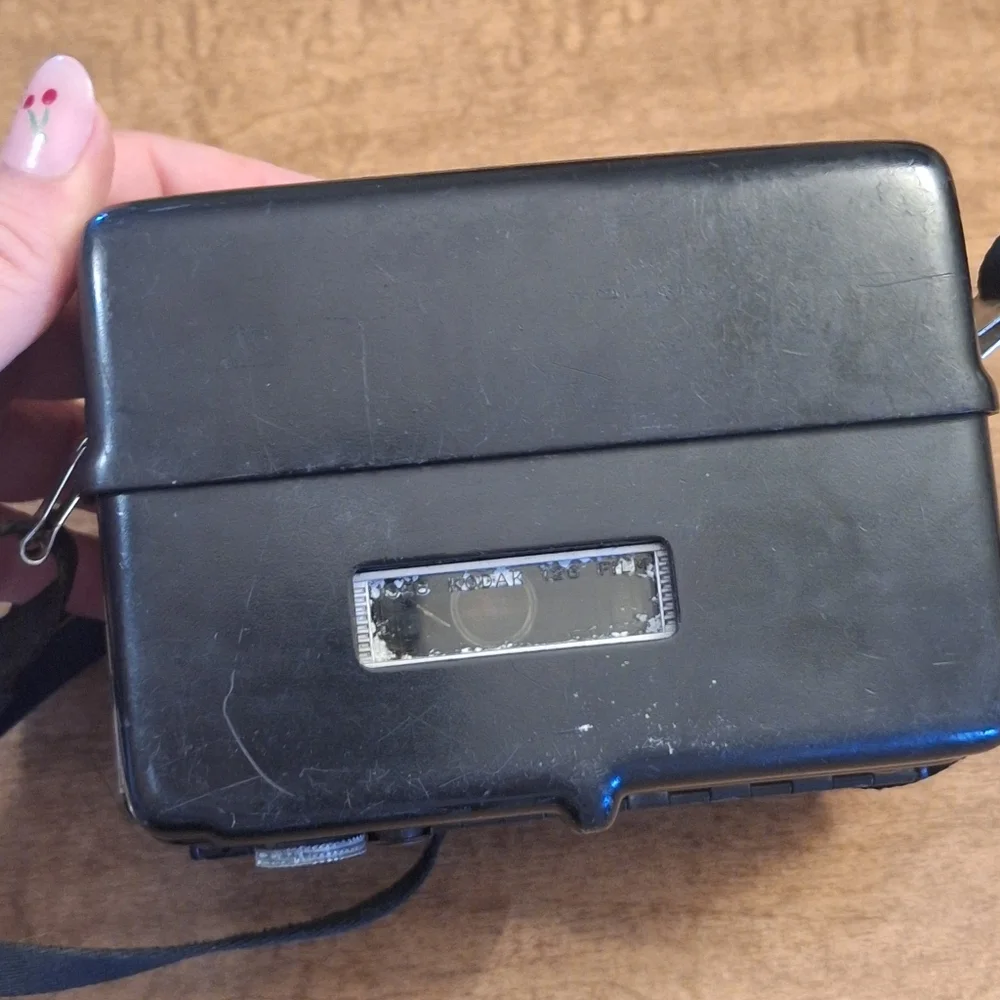 Vintage Kodak Instamatic 804 With Hard Shell Black Red Velvet Case Untested